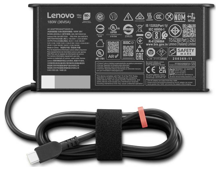 Ein eleganter, silberner Laptop mit geometrischen Mustern auf dem Deckel ist leicht geöffnet und zeigt einen Teil seiner Tastatur und der seitlichen Anschlüsse.