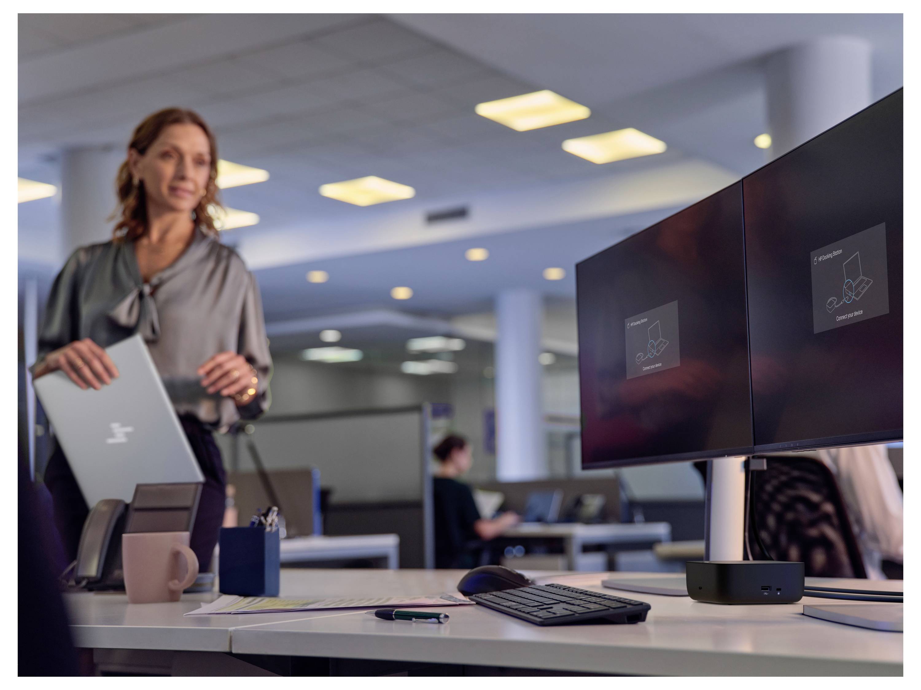 Ein grünes, zweipoliges Elektro-Anschlussblöckchen mit orangen Druckknöpfen, das zum Verbinden von Drähten in elektronischen Schaltkreisen verwendet wird.