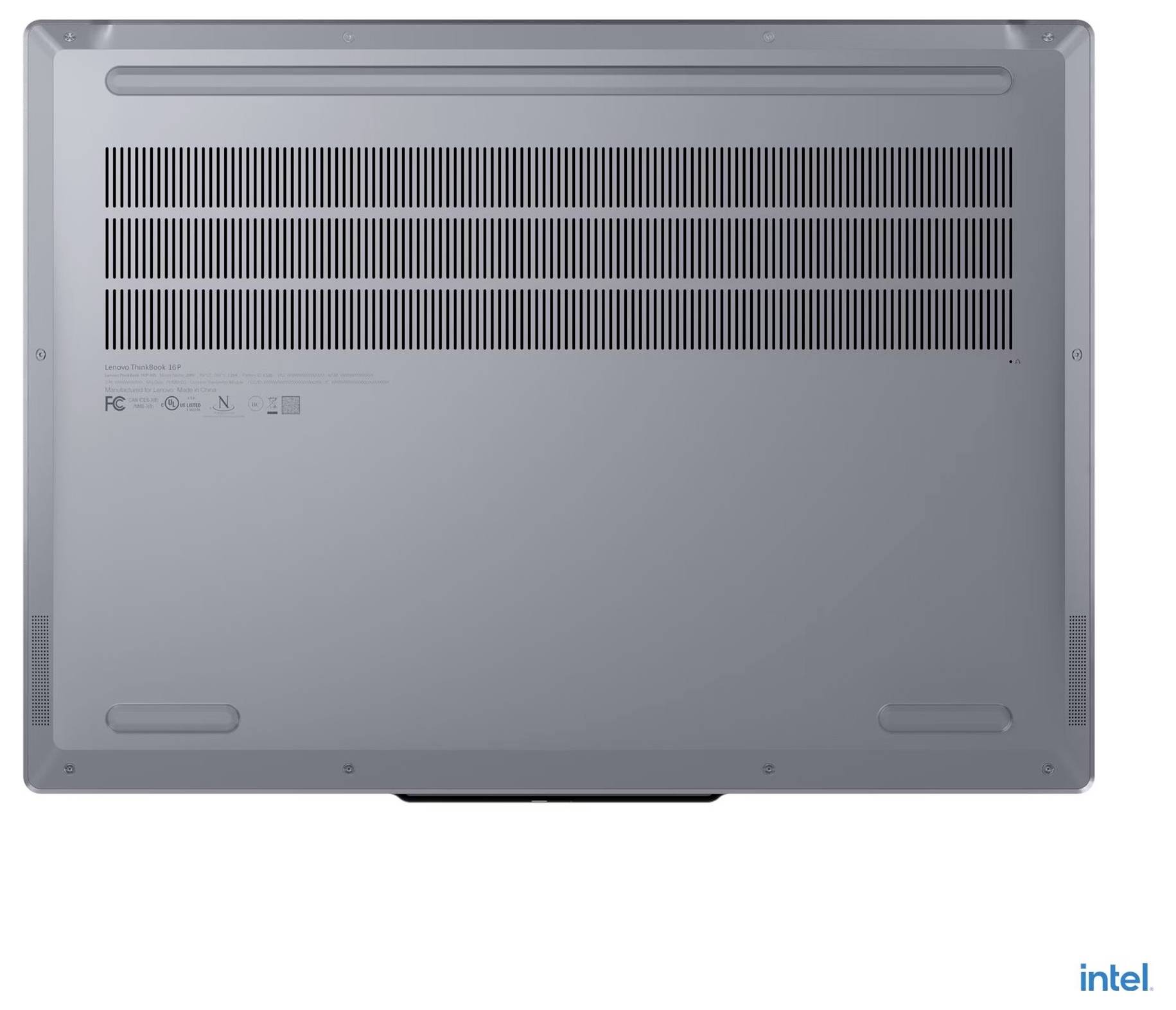 Unterseite eines geschlossenen Laptops mit Lüftungsgittern und verschiedenen Zertifizierungssymbolen. Intel-Logo in der unteren rechten Ecke.