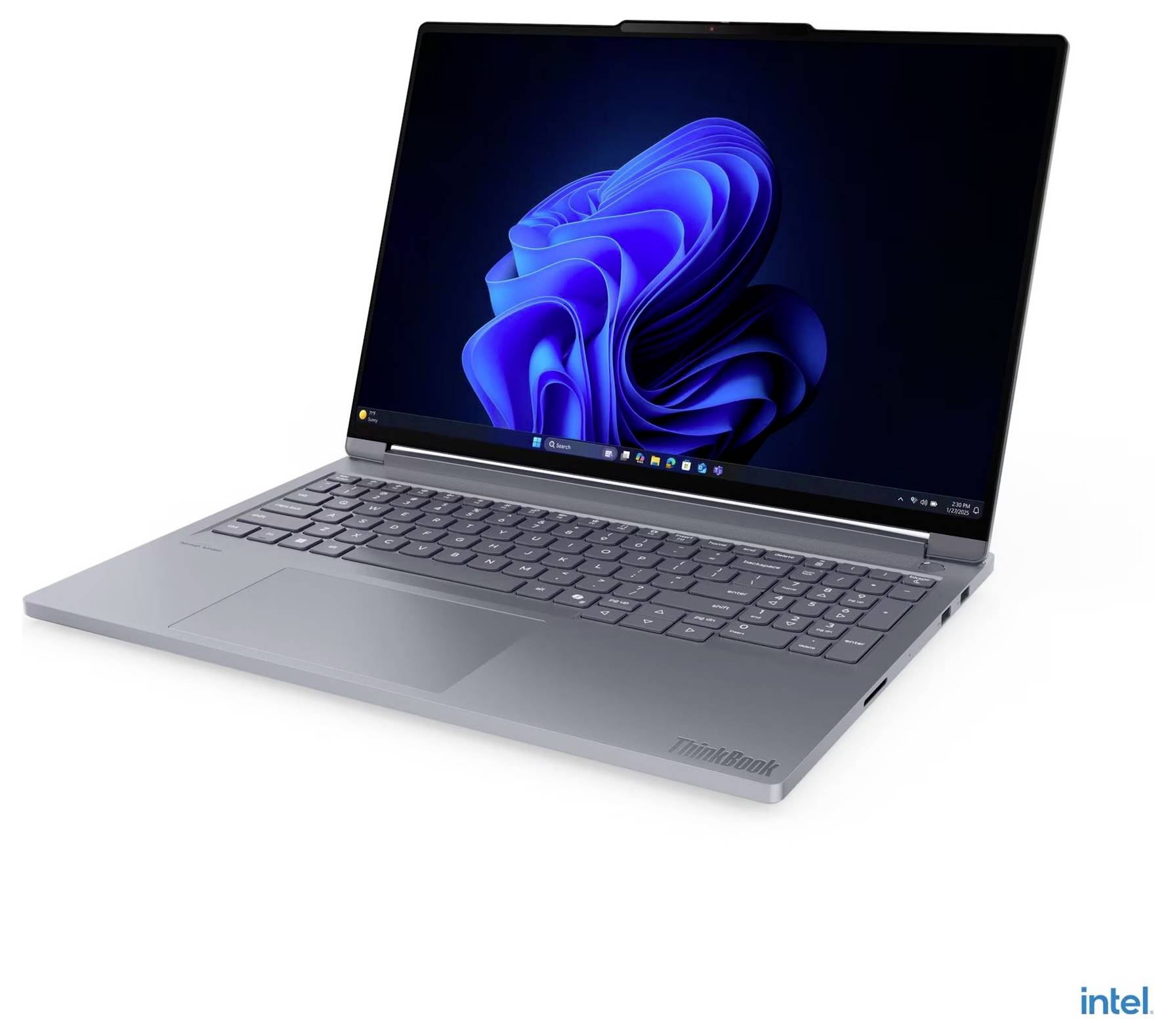 Ein elegantes, silbernes Laptop aufgeklappt auf weißem Hintergrund, auf dem ein Windows-11-Startbildschirm angezeigt wird. Das Logo 