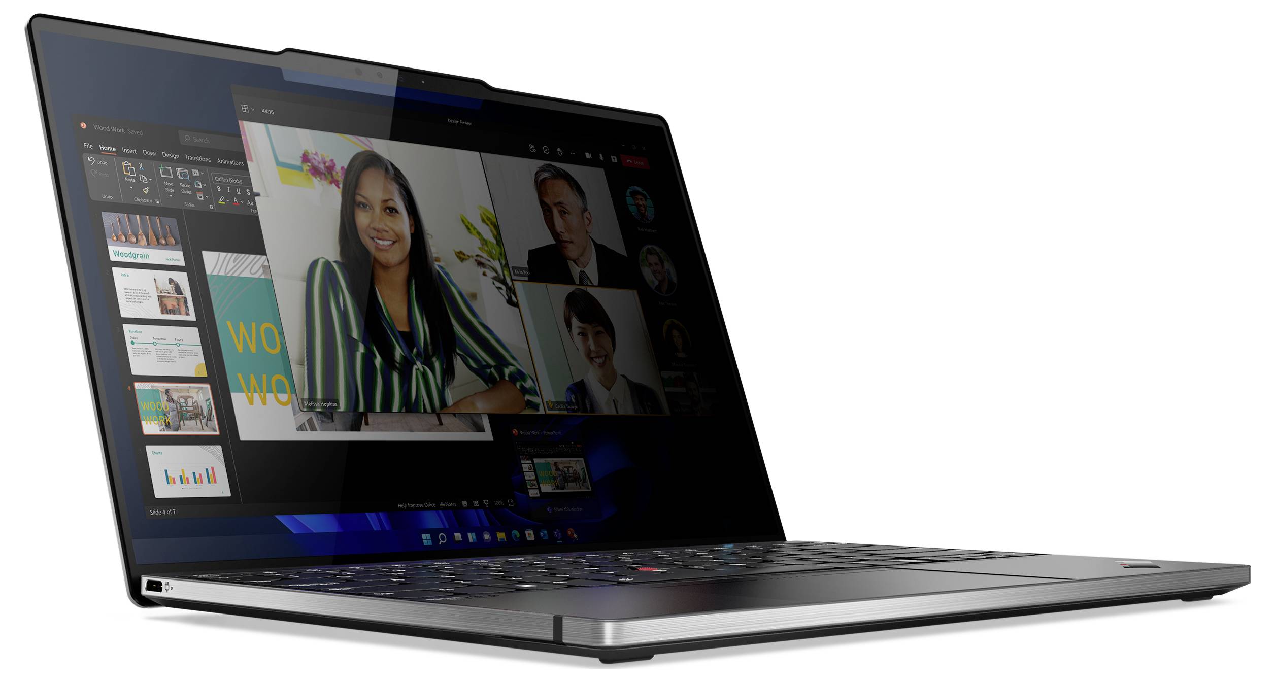 Ein Laptop, der eine Präsentationsfolie anzeigt, und ein Videokonferenzanrufbildschirm mit mehreren sichtbaren Teilnehmern.