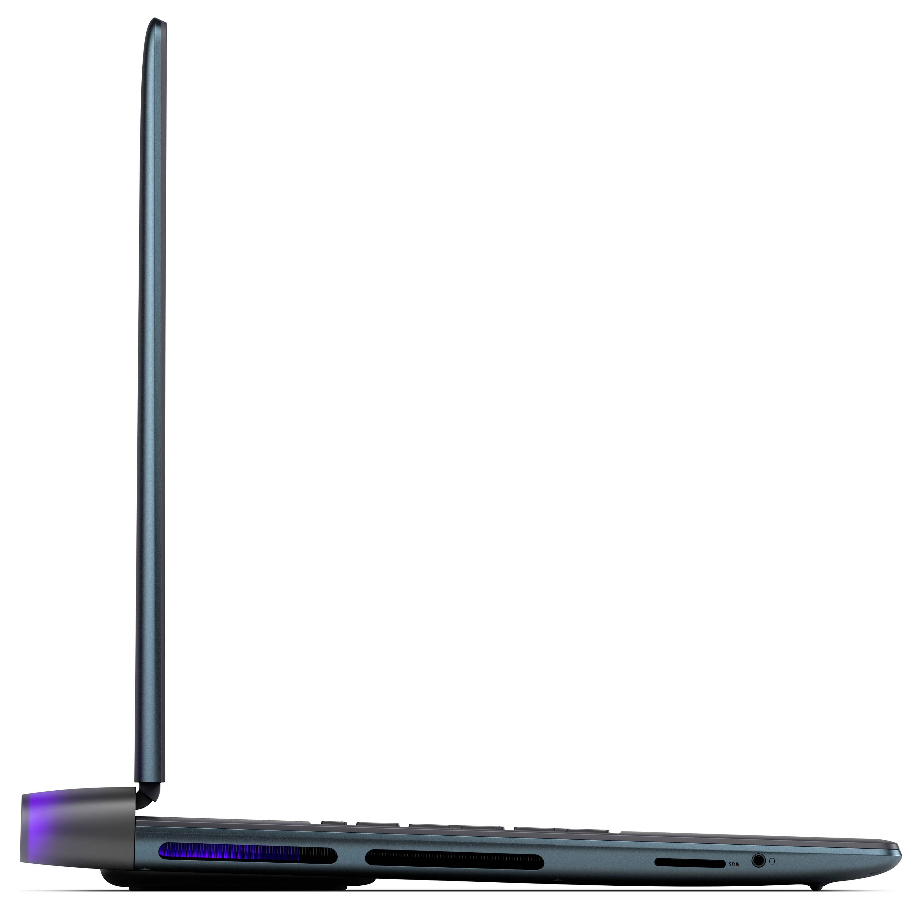 Ein schlanker, offener Laptop, Seitenansicht, zeigt dünnes Design und mehrere sichtbare Anschlüsse auf der Seite, vor weißem Hintergrund.