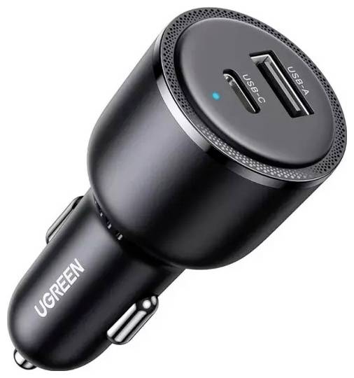 Ein schwarzes Ugreen-Autoladegarät mit zwei USB-Anschlüssen, einer mit der Bezeichnung „USB A