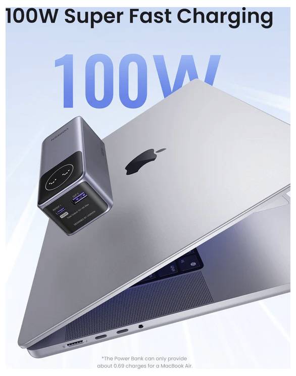 Eine Person in einem Anzug sitzt in einer Flughafenterminal und benutzt einen Laptop, während sie einen Kaffee hält. Ein Koffer steht neben ihr, und ein Telefon wird gerade aufgeladen.