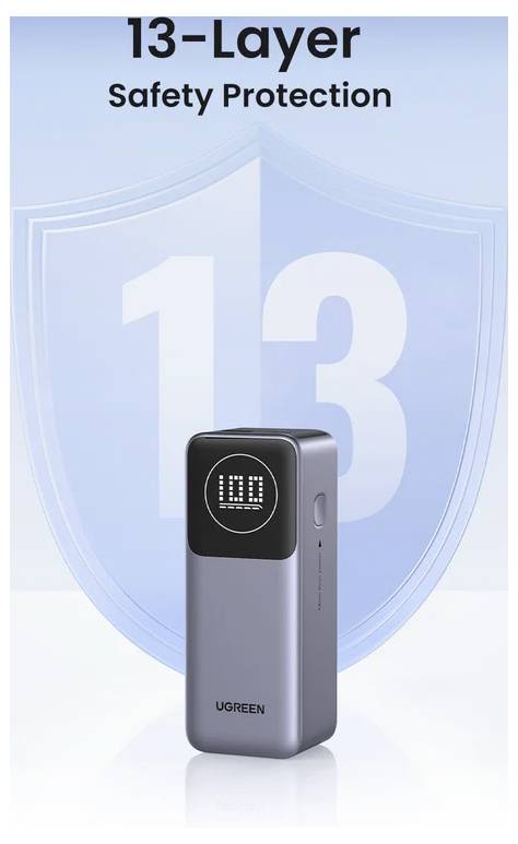 Ein Schreibtisch mit einem Laptop, einer Maus, einem Notizbuch und einem Stift. Eine kleine, runde Steckdose mit Steckern ist in die Schreibtischoberfläche eingelassen.