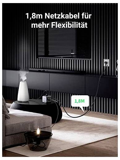 Wohnzimmer mit Sofa, Tisch und Lampe. Ein Luftbefeuchter steht auf dem Tisch, an Stromquelle angeschlossen mit 1,8m Kabel. Text: '1,8m Netzkabel für mehr Flexibilität'.