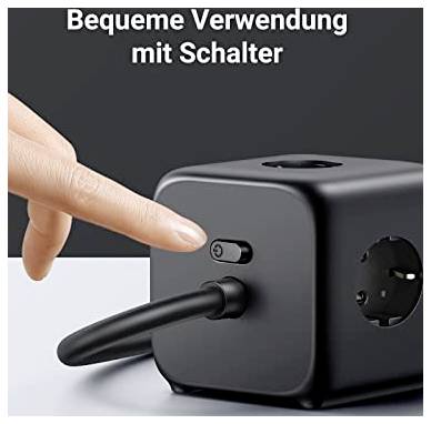 Eine Person drückt den Schalter an einem schwarzen Würfelsteckdosenadapter mit mehreren USB-Anschlüssen und Steckdosen. Text: 'Bequeme Verwendung mit Schalter'.