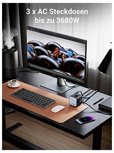 Ein Schreibtisch mit Computerbildschirm, Tastatur, Maus und einem Steckdosenwürfel mit drei AC-Steckdosen, geeignet bis 3680W.