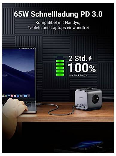 Auf einem Schreibtisch lädt ein MacBook Pro 13" mit 65W Schnellladung über PD 3.0 in 2 Stunden vollständig auf. Kompatibel mit Handys, Tablets und Laptops.