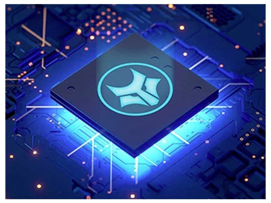 Nahaufnahme eines leuchtenden blauen Mikrochips auf einer Leiterplatte, der Licht ausstrahlt und von elektronischen Komponenten umgeben ist und die Technologie symbolisiert.