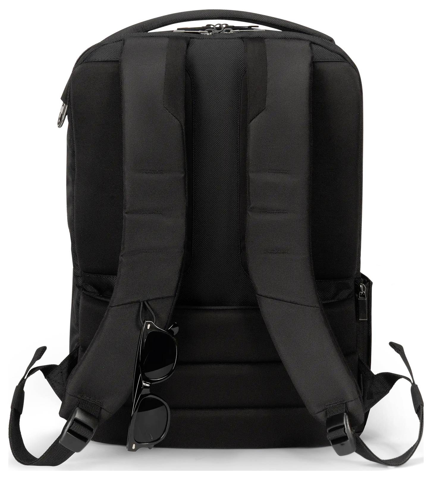 Ein schwarzer Rucksack mit zwei gepolsterten Schultergurten, an einem Gurt sind Sonnenbrille befestigt.