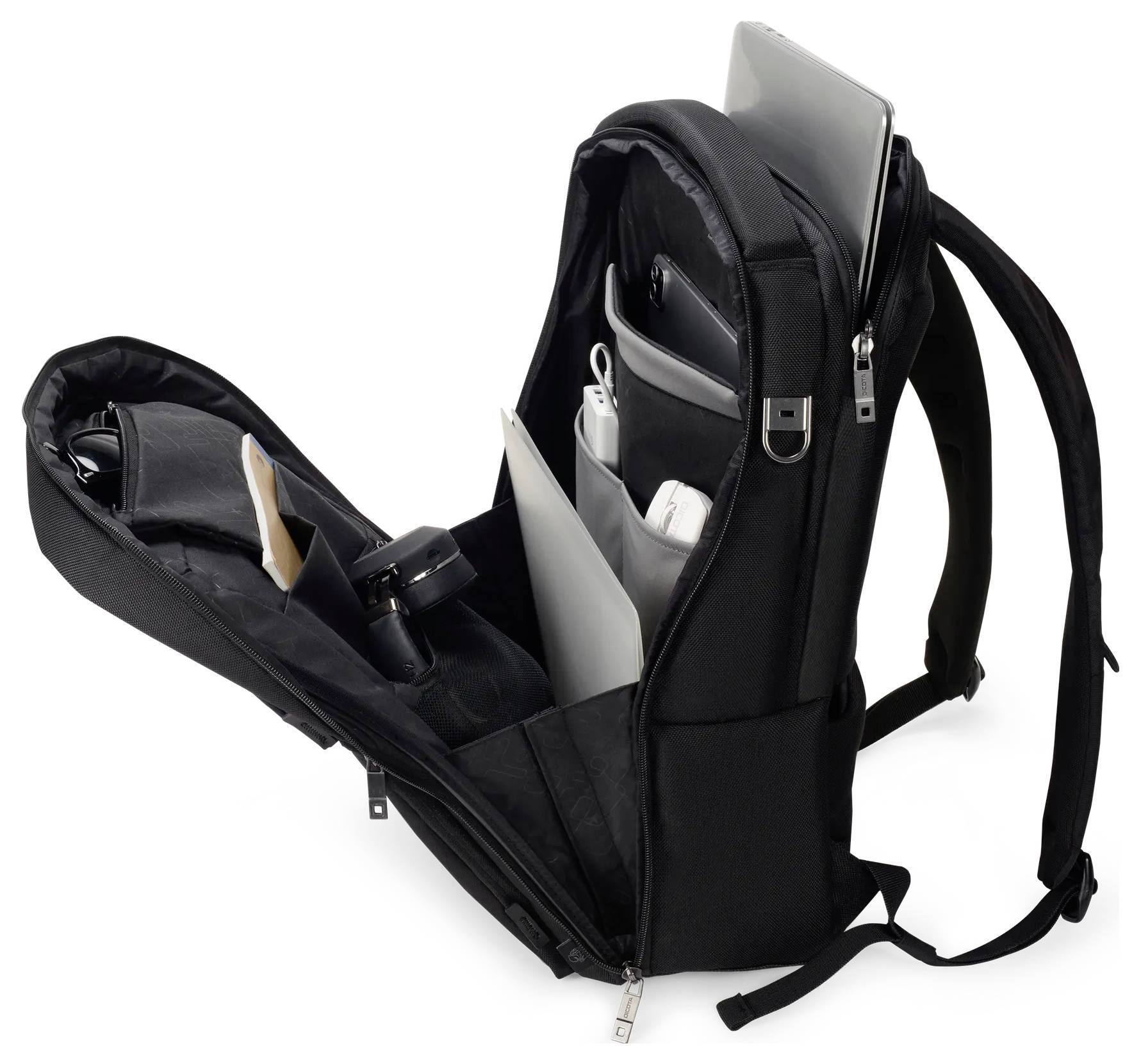 Ein schwarzer Rucksack ist offen und zeigt einen Laptop, ein Notizbuch, eine Kamera und verschiedene Zubehörteile, die in Fächern organisiert sind, um die Speicherkapazität zu demonstrieren.