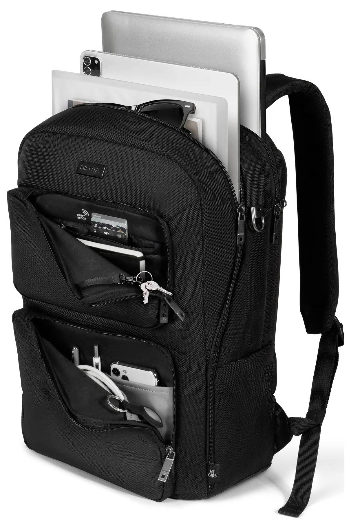 Ein schwarzer Rucksack mit mehreren Fächern, der einen Laptop, ein Tablet, eine Sonnenbrille, ein Magazin, Schlüssel und verschiedene kleine Gegenstände enthält.