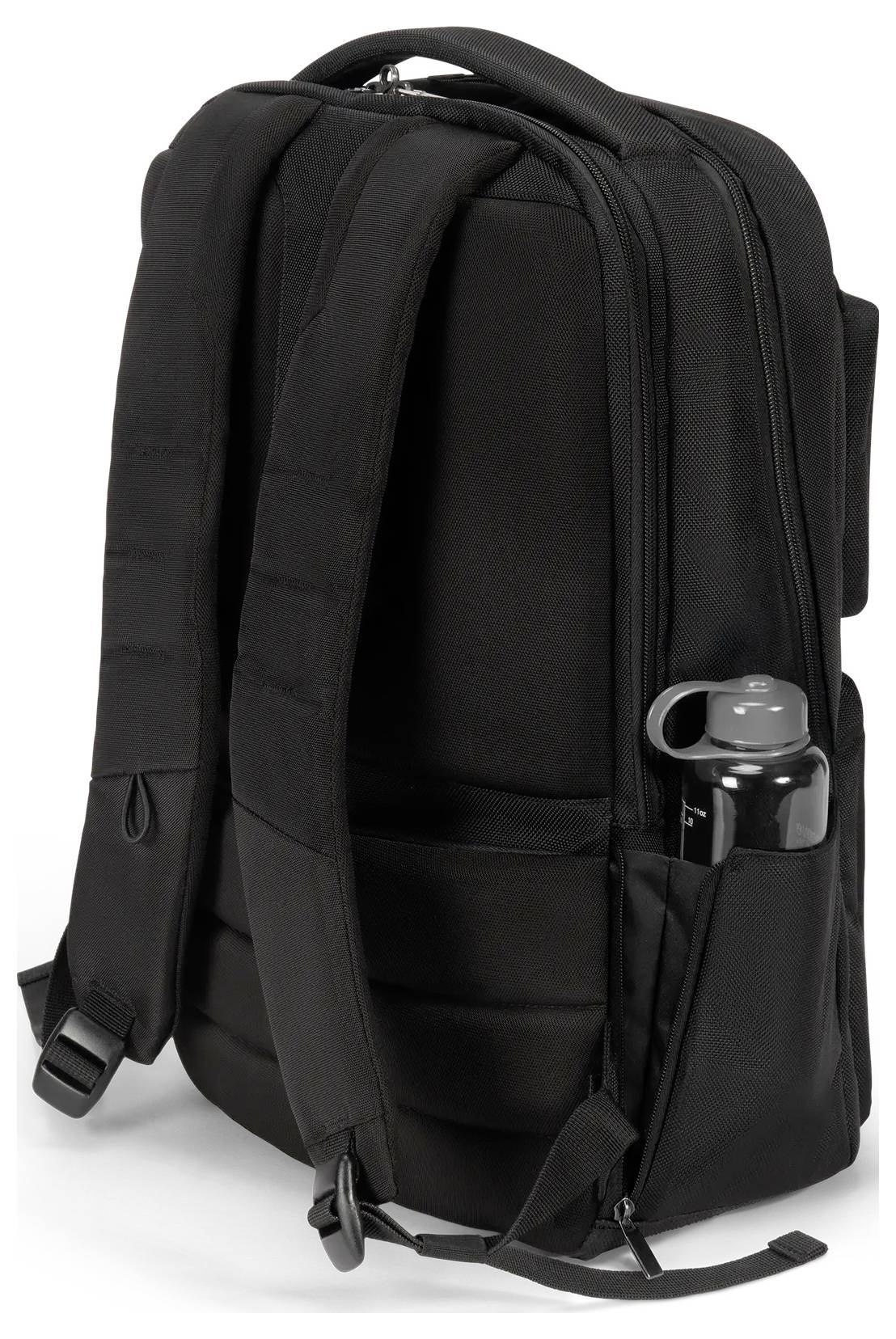 Schwarzer Rucksack mit gepolsterten Schultergurten, einem Tragegriff oben und mehreren Fächern. Eine Wasserflasche wird in einer Seitentasche verstaut.