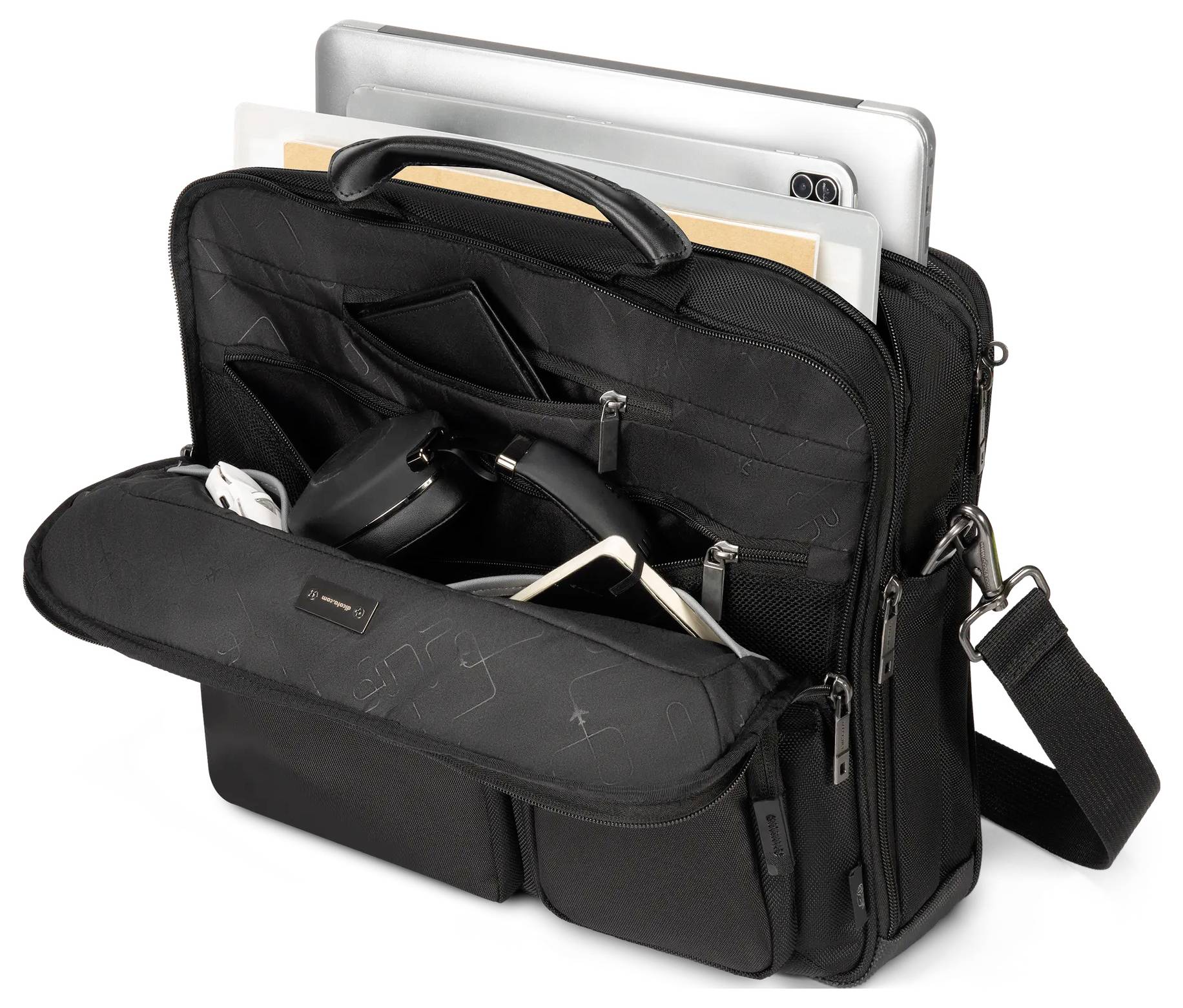 Ein schwarzer Aktenkoffer enthält einen Laptop, ein Tablet und Dokumente, mit Kopfhörern und Kabeln in der offenen vorderen Tasche, was Geschäftsreisen vermittelt.