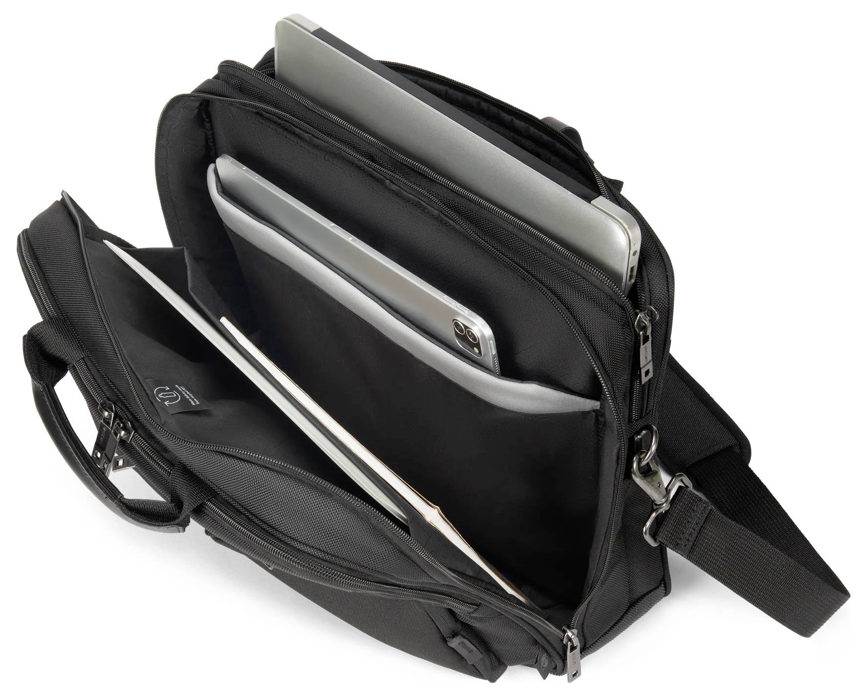 Eine offene schwarze Laptoptasche mit einem Laptop, Tablet und Dokumenten im Inneren.