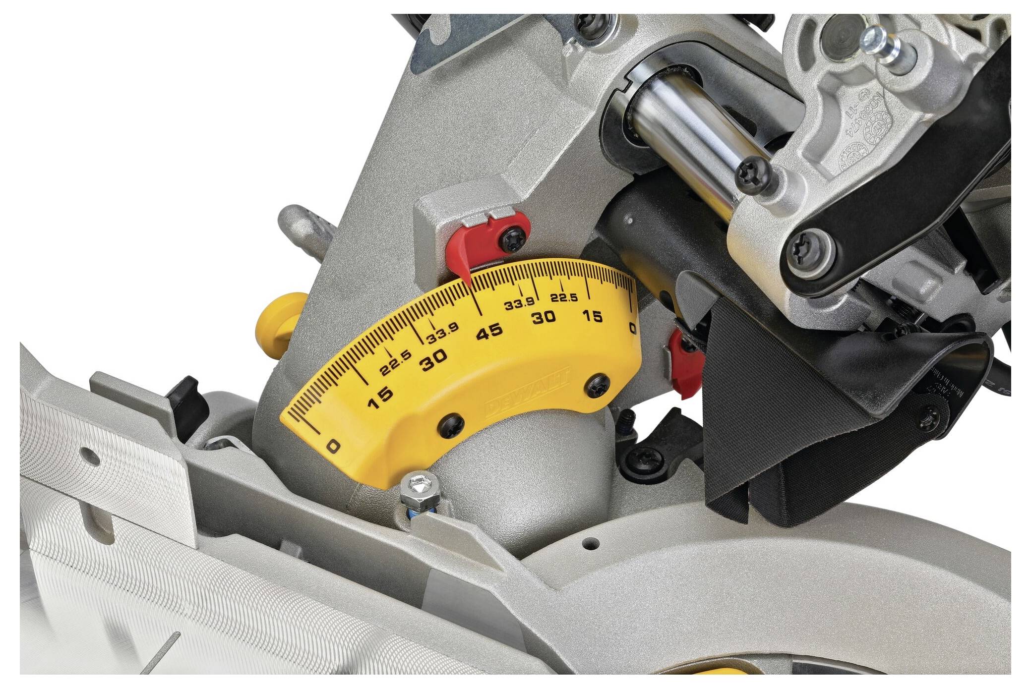 Eine Nahaufnahme der Winkeleinstellungsskala einer Gehrungssäge, markiert von 0 bis 60 Grad, die präzise Winkeleinstellungen zum Schneiden zeigt.