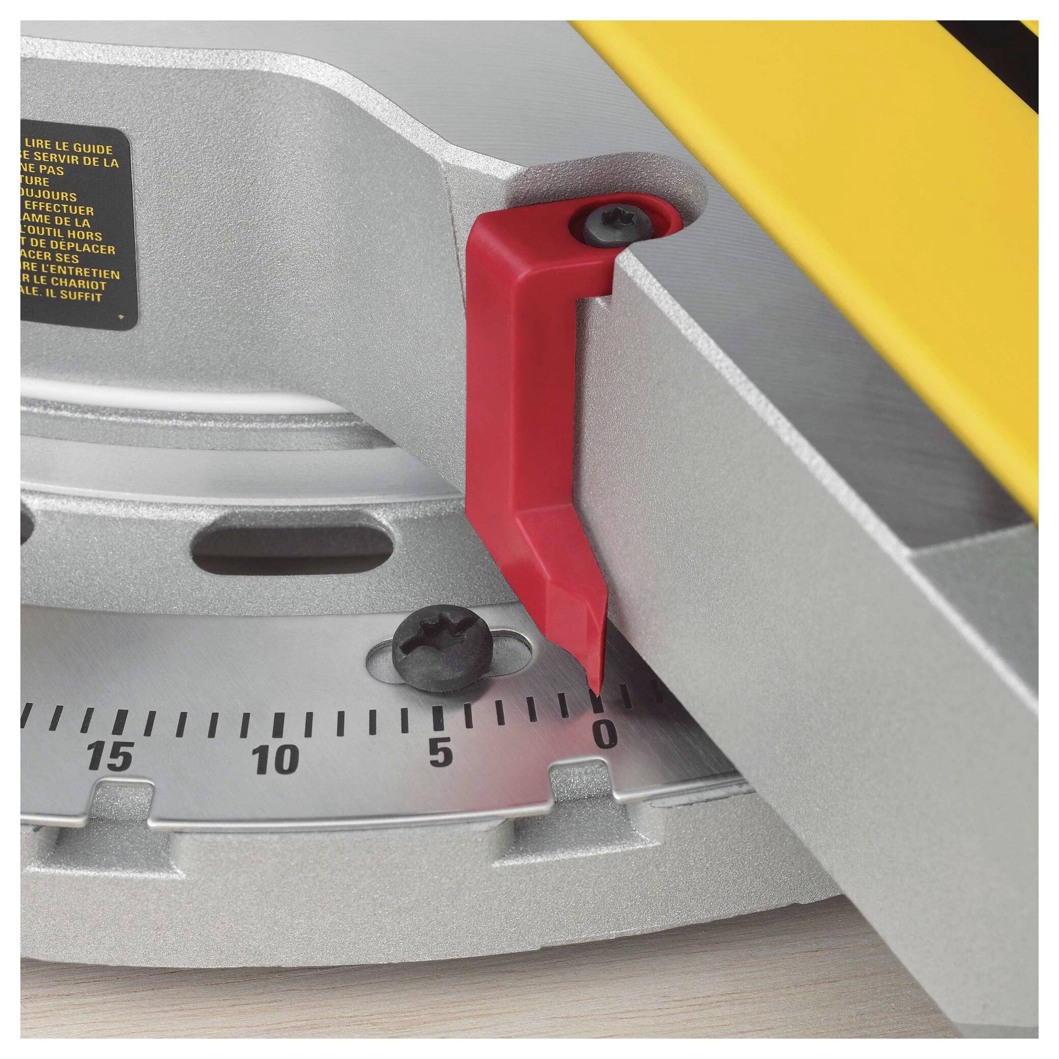 Eine Nahaufnahme einer Gehrungssägen-Winkeleinstellungsskala mit 0 bis 15 Grad und einem roten Zeiger auf 0 eingestellt, bereit für präzises Schneiden.