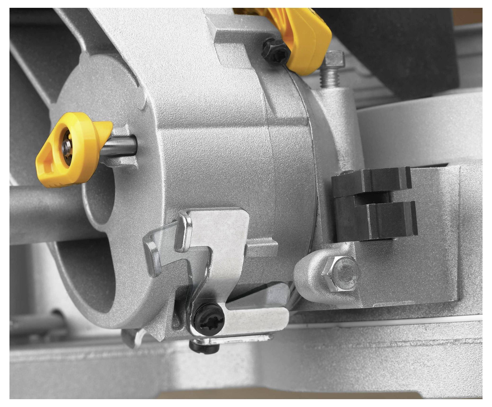 Nahaufnahme einer Kreissägenkomponente, die das Metallgehäuse und den Einstellmechanismus mit gelben Kunststoffakzenten zur Funktionalität zeigt.