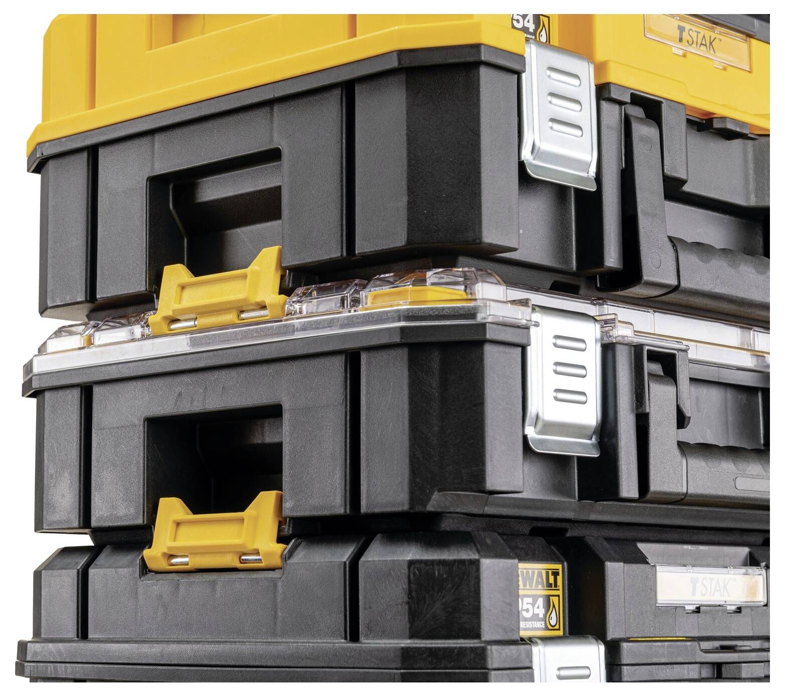 Gestapelte schwarz-gelbe Werkzeugkästen mit Verschlüssen und Griffen, die organisierte Lagerlösungen veranschaulichen.
