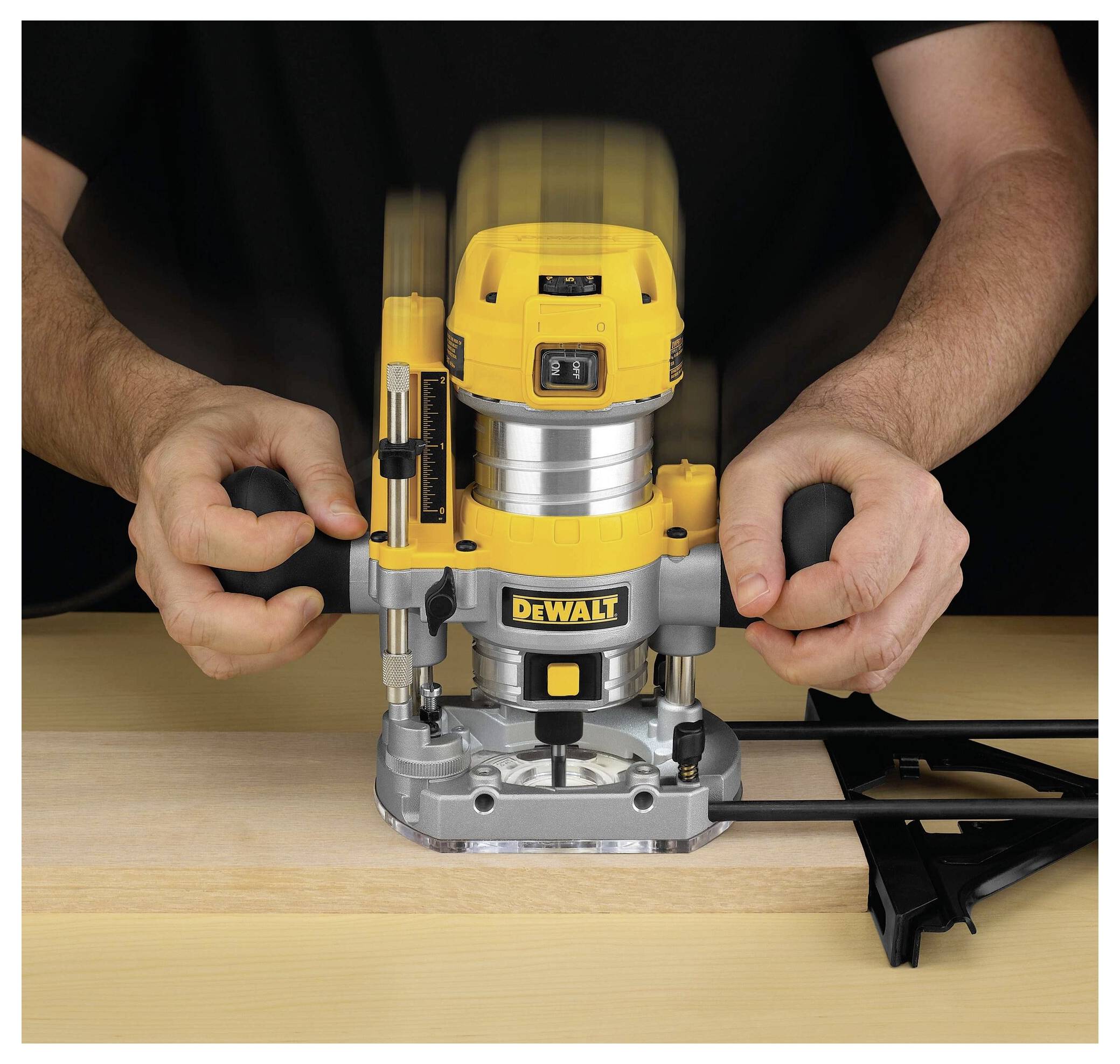 Person, die einen DeWalt-Holzfräser auf einer Holzoberfläche verwendet, demonstriert präzise Werkzeughandhabung und Bedienung.