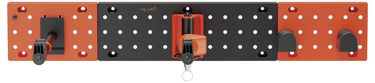 Ein rot-schwarzer modularer Werkzeughalter mit verschiedenen Haken und Klammern auf einer Lochplatte zum Organisieren und Sichern von Werkzeugen.