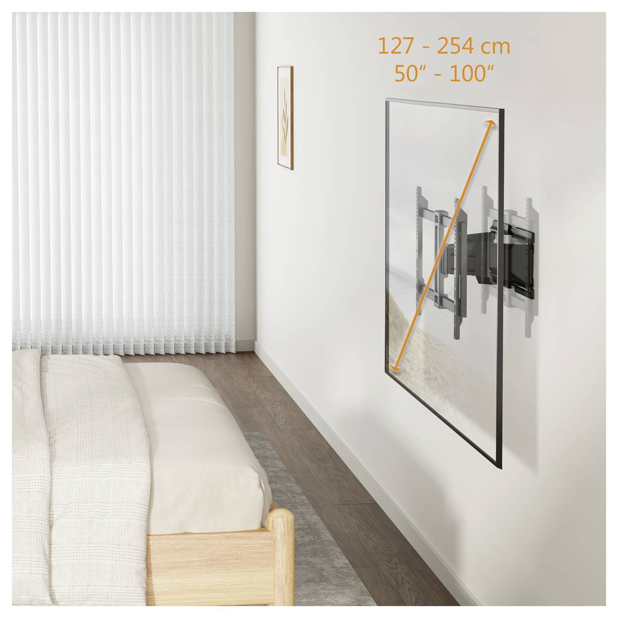 Ein Schlafzimmer mit einem Bett auf der linken Seite und einem großen Fernseher an der rechten Wand montiert. Der Fernseher ist zum Bett hin geneigt und hebt seine verstellbaren Winkel hervor.