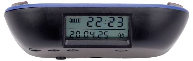 Eine digitale Uhranzeige zeigt '22:23' mit einem Batteriesymbol, dem Datum '20.04.25' und einem Parkplatzsymbol an und ist in einem schwarzen und blauen Gehäuse untergebracht.