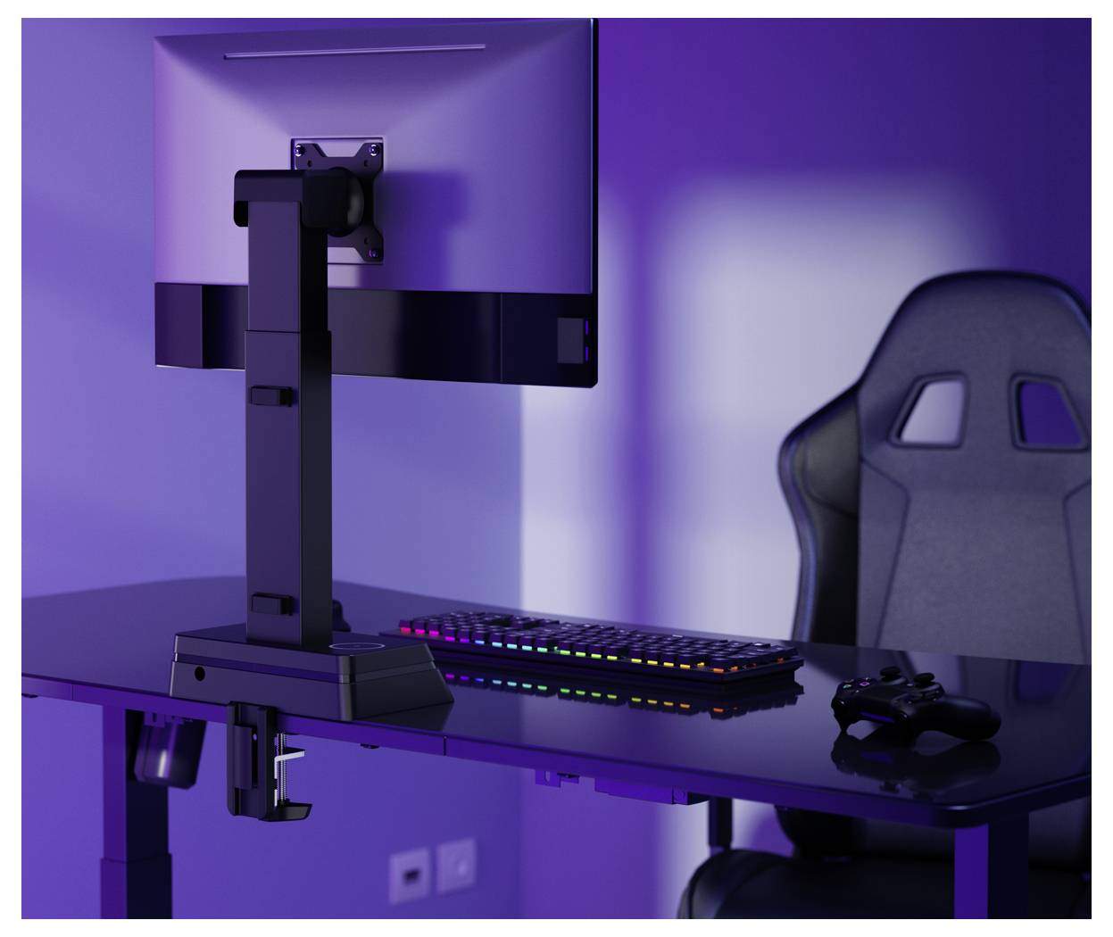 Ein moderner Schreibtischaufbau mit einem angebrachten Monitor, RGB-Tastatur, Gaming-Stuhl und Controller, alles in violetter Umgebungsbeleuchtung beleuchtet.