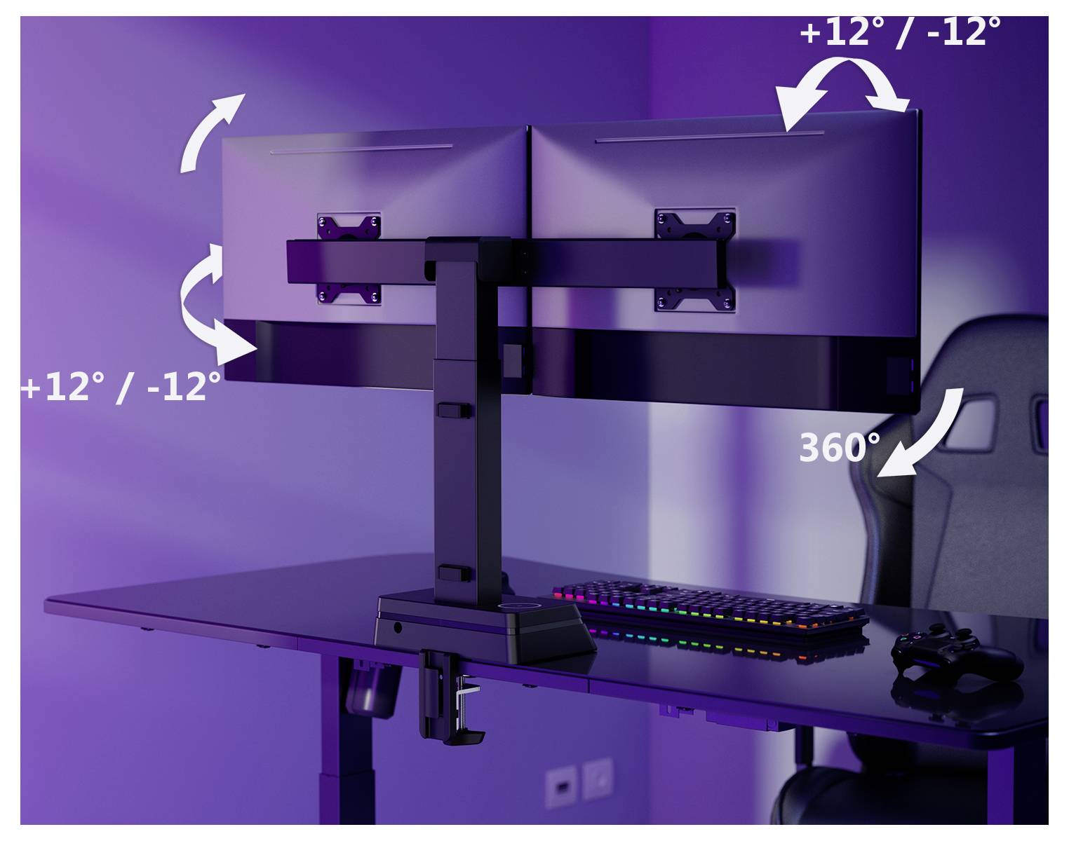 Doppelmonitorständer auf einem Schreibtisch mit zwei Monitoren und flexibler Rotation. Pfeile zeigen Neigungsbereiche von '+12°/-12°' und '360°'. Gaming-Stuhl, Tastatur und Controller sind sichtbar.