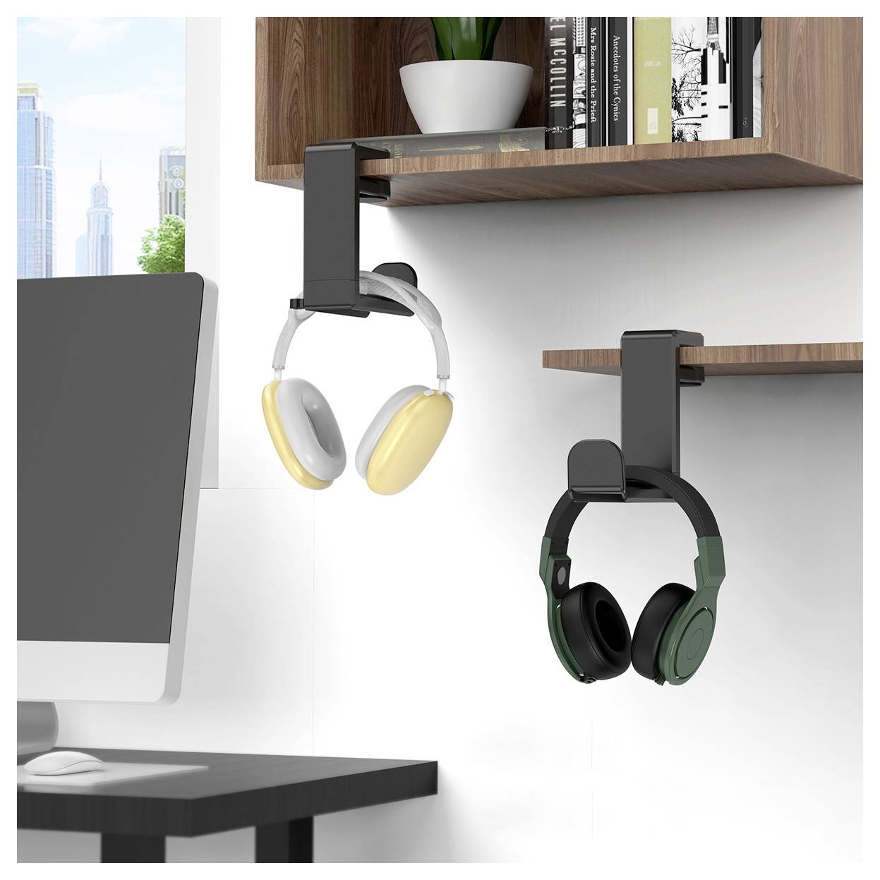 Kopfhörer an Wandhaken mit Regalen, die Bücher und Pflanzen enthalten, darüber; eine Büroumgebung mit einem sichtbaren Computer auf der Seite.