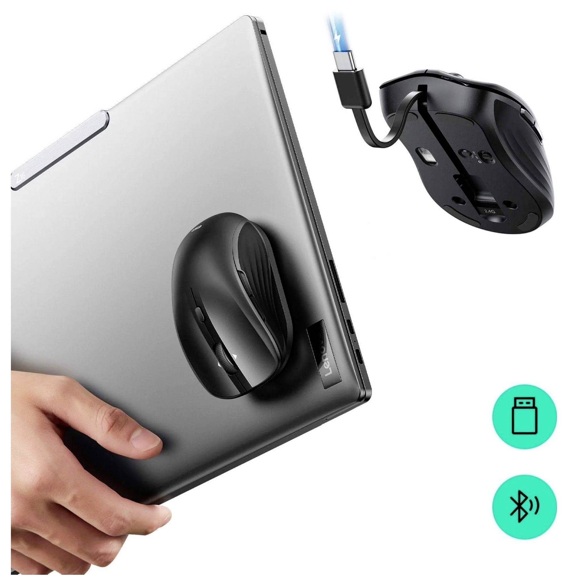 Eine Hand hält einen Laptop mit einer Maus, die magnetisch an seiner Seite befestigt ist; in der Nähe eine Maus mit USB- und Bluetooth-Symbolen darunter.