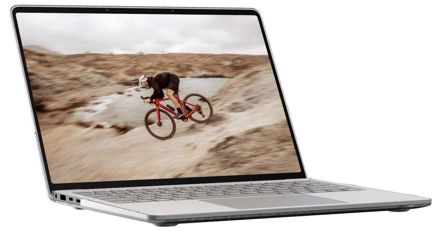 Ein Laptop, auf dem ein Bild eines Radfahrers auf einem roten Fahrrad zu sehen ist, der felsiges Gelände bewältigt, was Aktion und Abenteuer in einer Außenumgebung andeutet.
