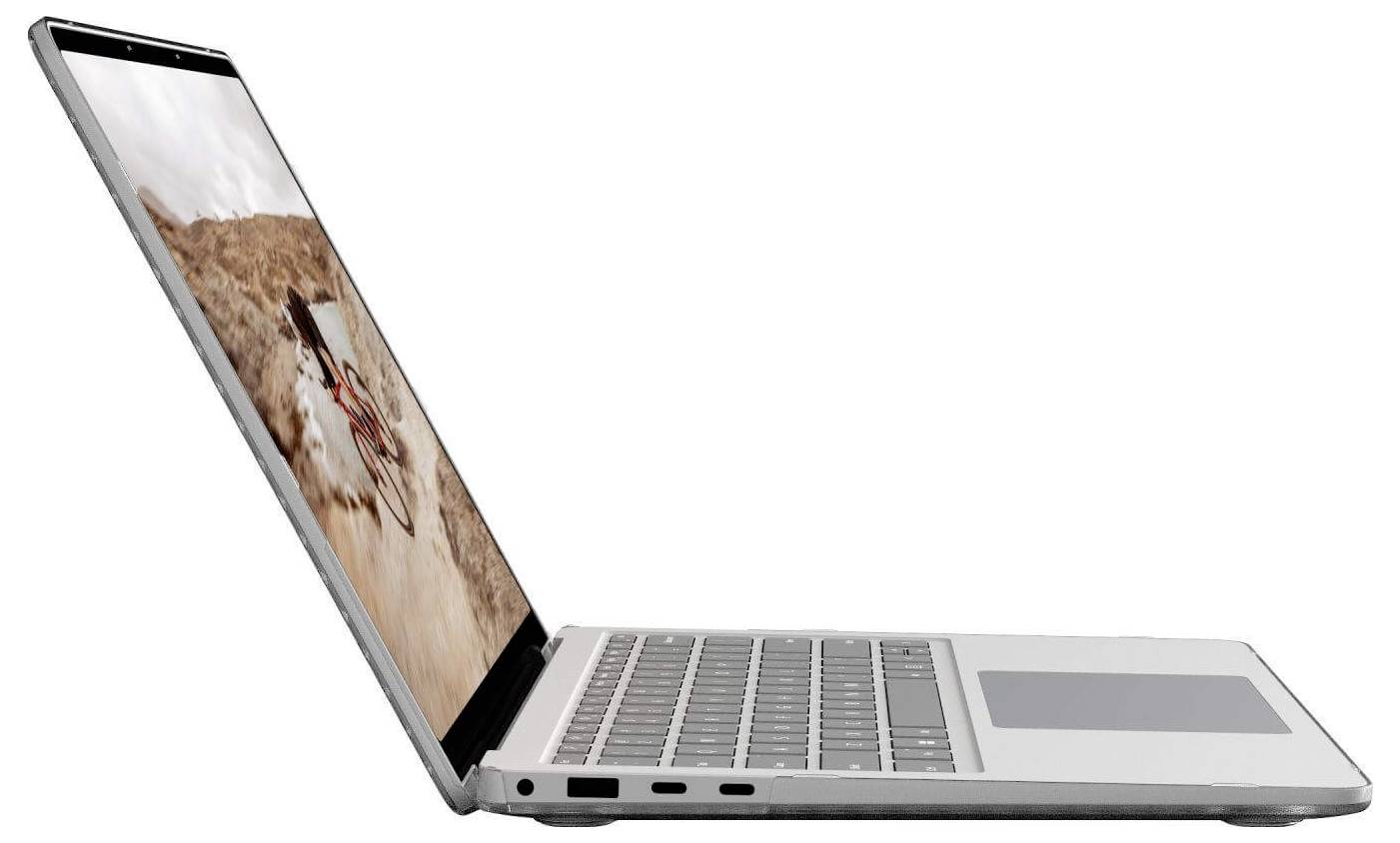 Ein silberner Laptop ist geöffnet und zeigt eine Wüstenlandschaft mit einem Fahrrad auf seinem Bildschirm. Der Laptop wird von der Seite betrachtet und zeigt die Anschlüsse.