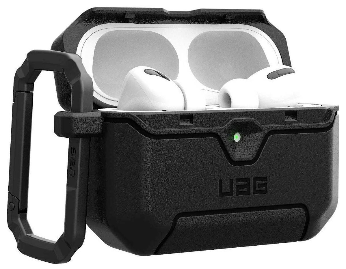 AirPods in einem schwarzen robusten Schutzetui mit angebrachtem Karabiner. Das Etui ist offen und zeigt die Ohrhörer und ein sichtbares grünes Anzeigelicht.