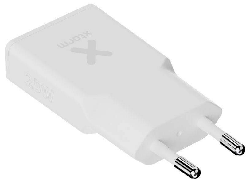 Ein weißes 25-W-USB-Wandladegerät mit Steckern für eine europäische Steckdose, mit der Beschriftung „25W