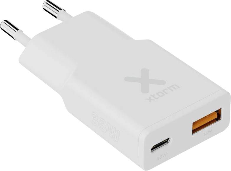 Ein weißes Xtorm USB-Wandladegerät mit zwei Anschlüssen: ein USB-C (30W) und ein USB-A (12W).