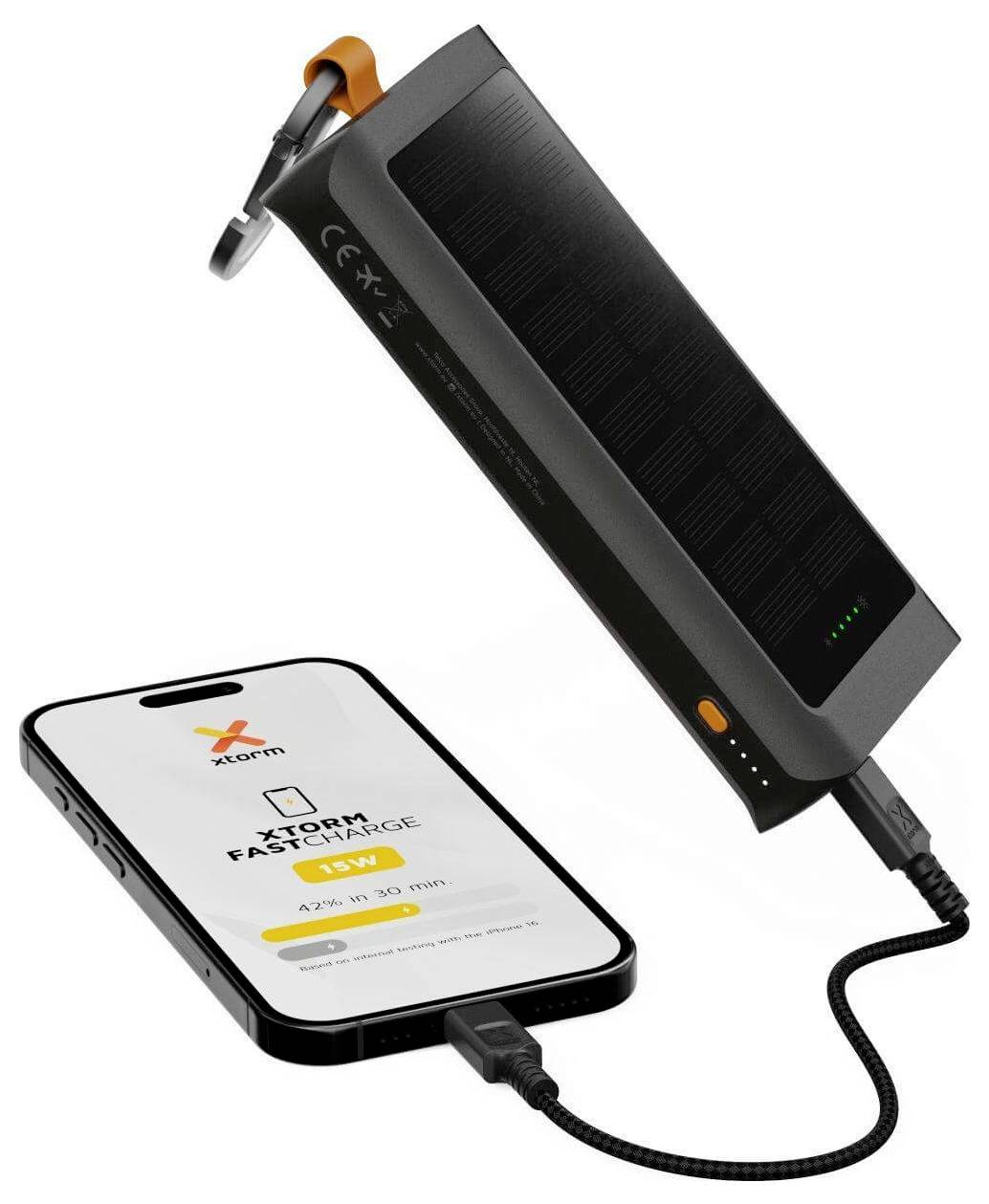 Eine Solarstrombank lädt ein Smartphone auf und zeigt 