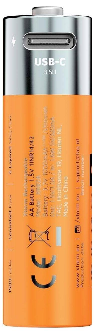 Eine orangefarbene USB-C-wiederaufladbare AA-Batterie mit technischen Details und Sicherheitsmarkierungen auf ihrer Seite.
