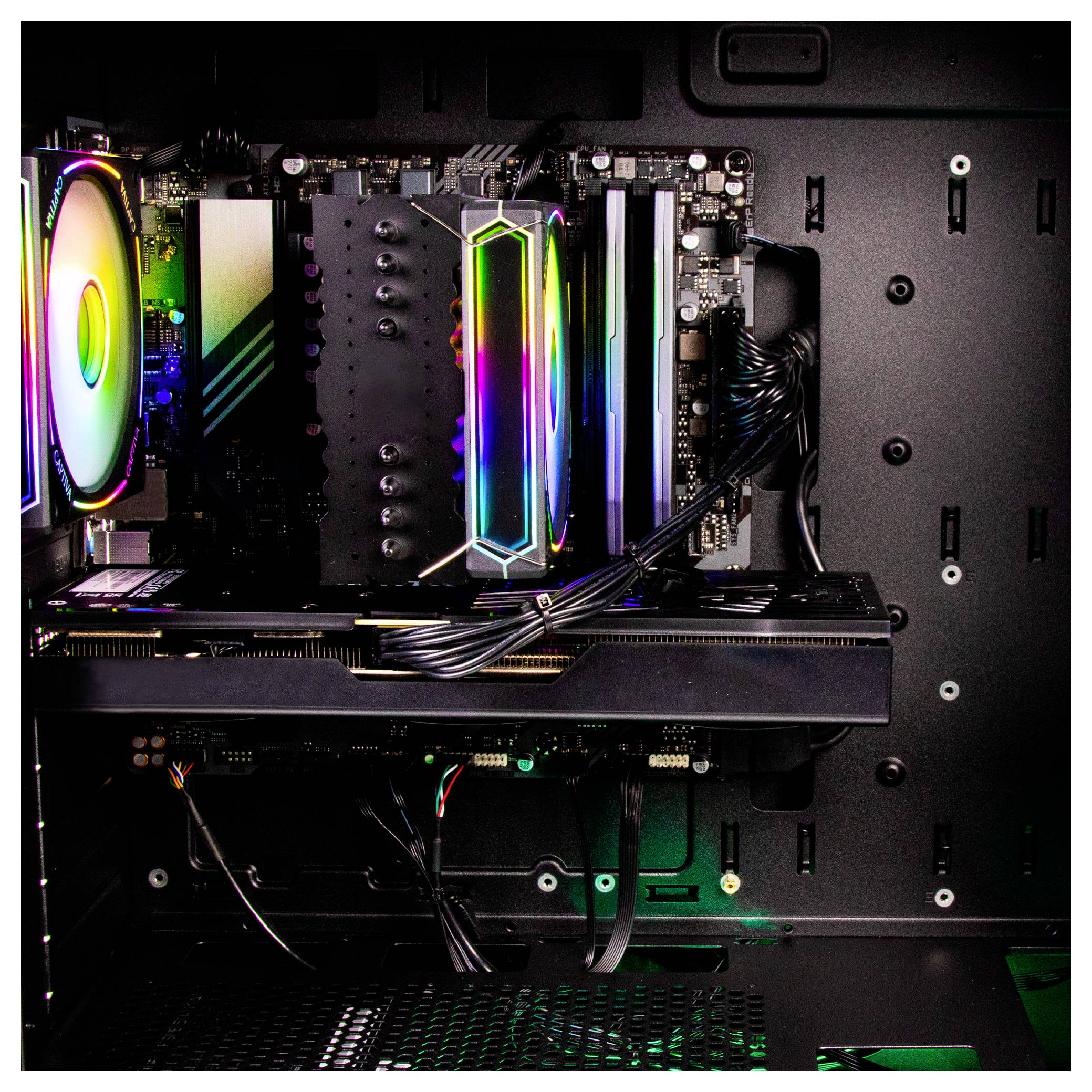 Ein offenes Computergehäuse mit bunten LED-beleuchteten Komponenten, einschließlich eines CPU-Kühlers mit RGB-Lüftern und einer Grafikkarte, vor schwarzem Hintergrund.