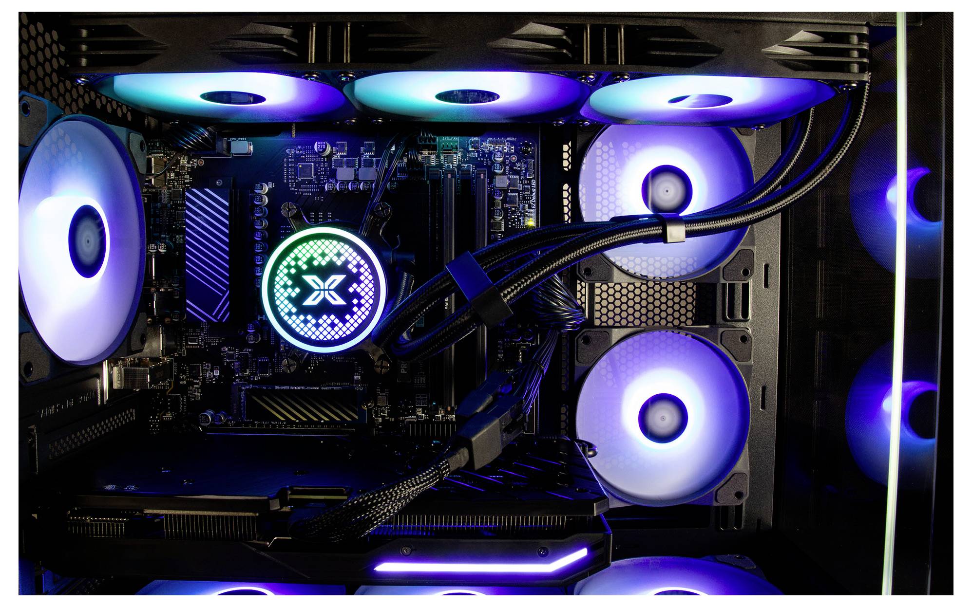 Innenansicht eines Computergehäuses mit einem Motherboard und Kühlsystem mit blauen und violetten LED-Leuchten und rotierenden Lüftern.