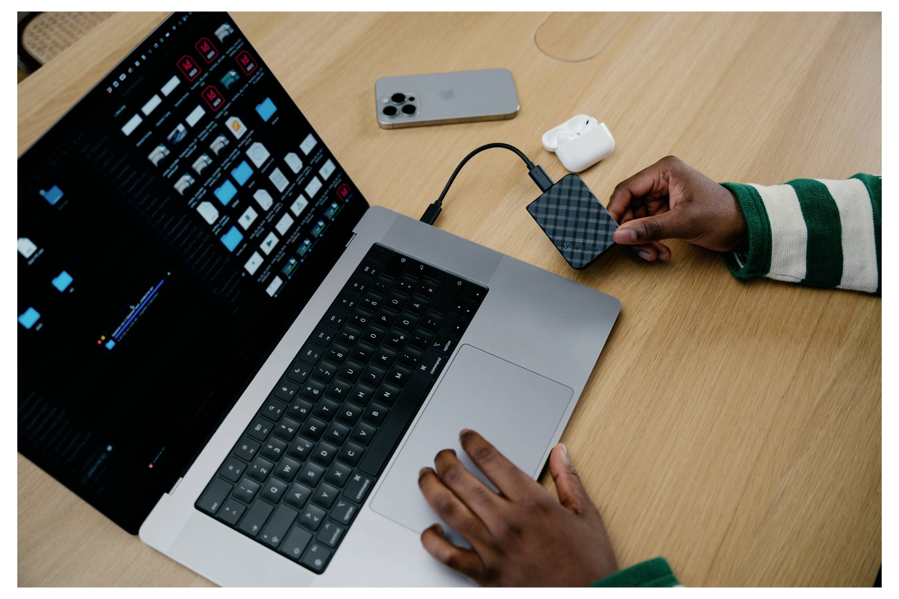 Nahaufnahme der oberen Kante eines dunkelgrauen elektronischen Geräts mit einem zentrierten USB-C-Ladeanschluss.