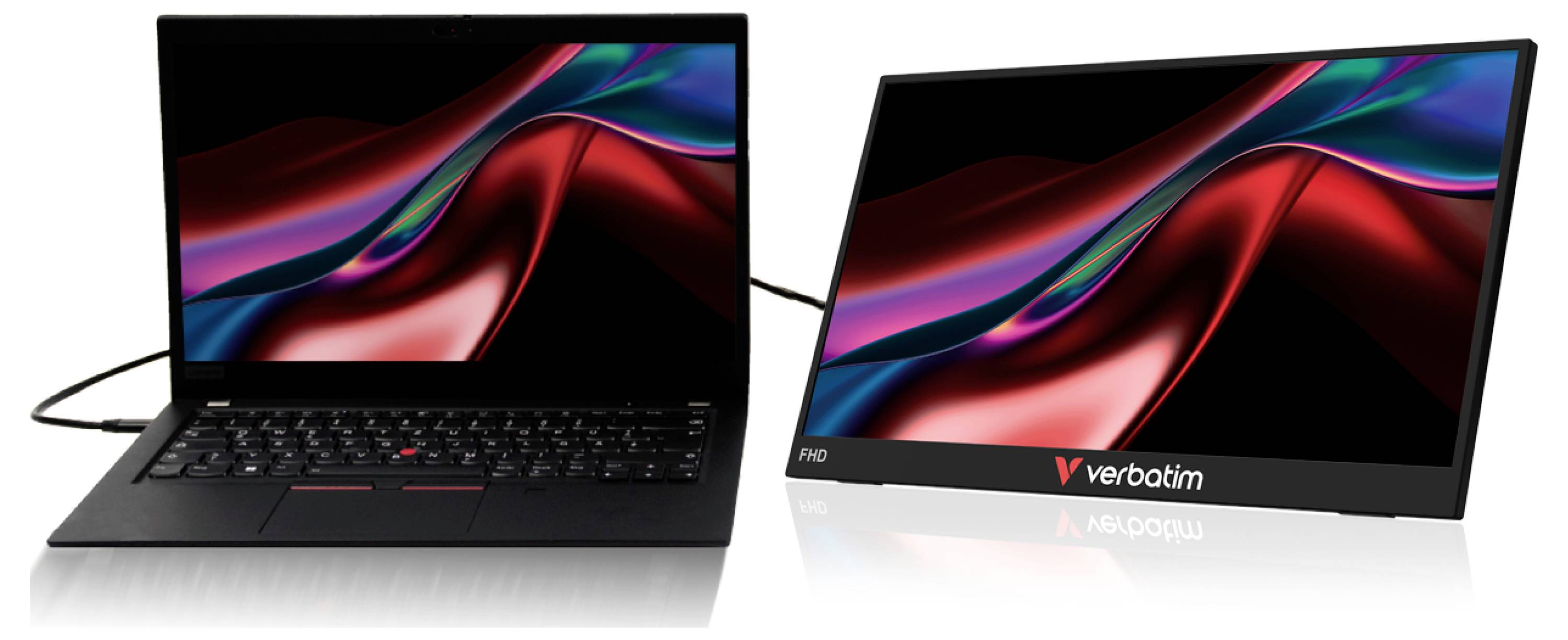 Zwei Laptops nebeneinander, die durch Kabel verbunden sind, wobei einer einen angeschlossenen externen Bildschirm zeigt, auf dem dasselbe abstrakte rot-blaue Hintergrundbild angezeigt wird.