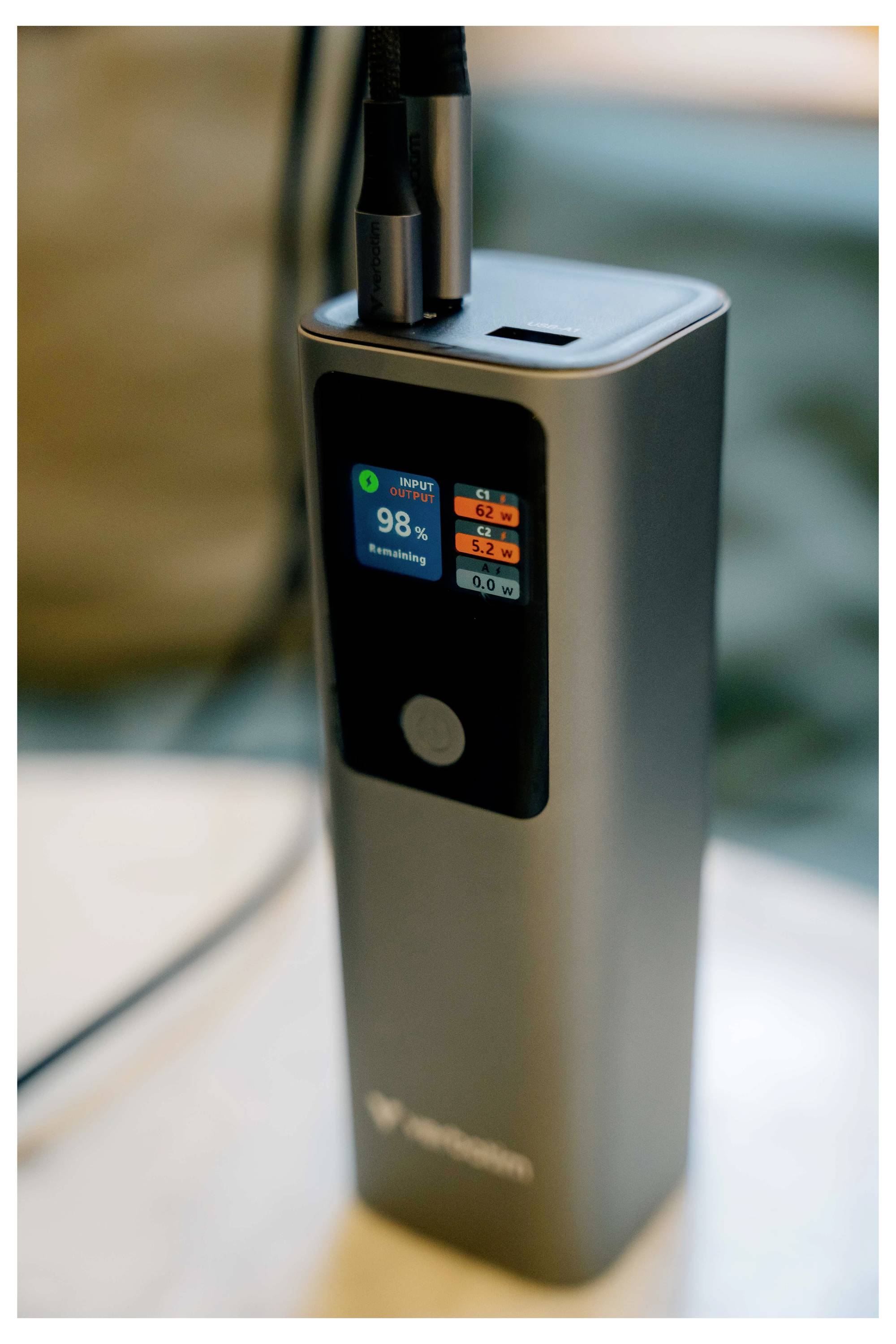 Tragbares Vape-Gerät mit USB-C-Aufladung, mit kleinem Bildschirm, der den Akkustand bei 98 % und Indikatoren für den E-Liquid-Füllstand anzeigt.