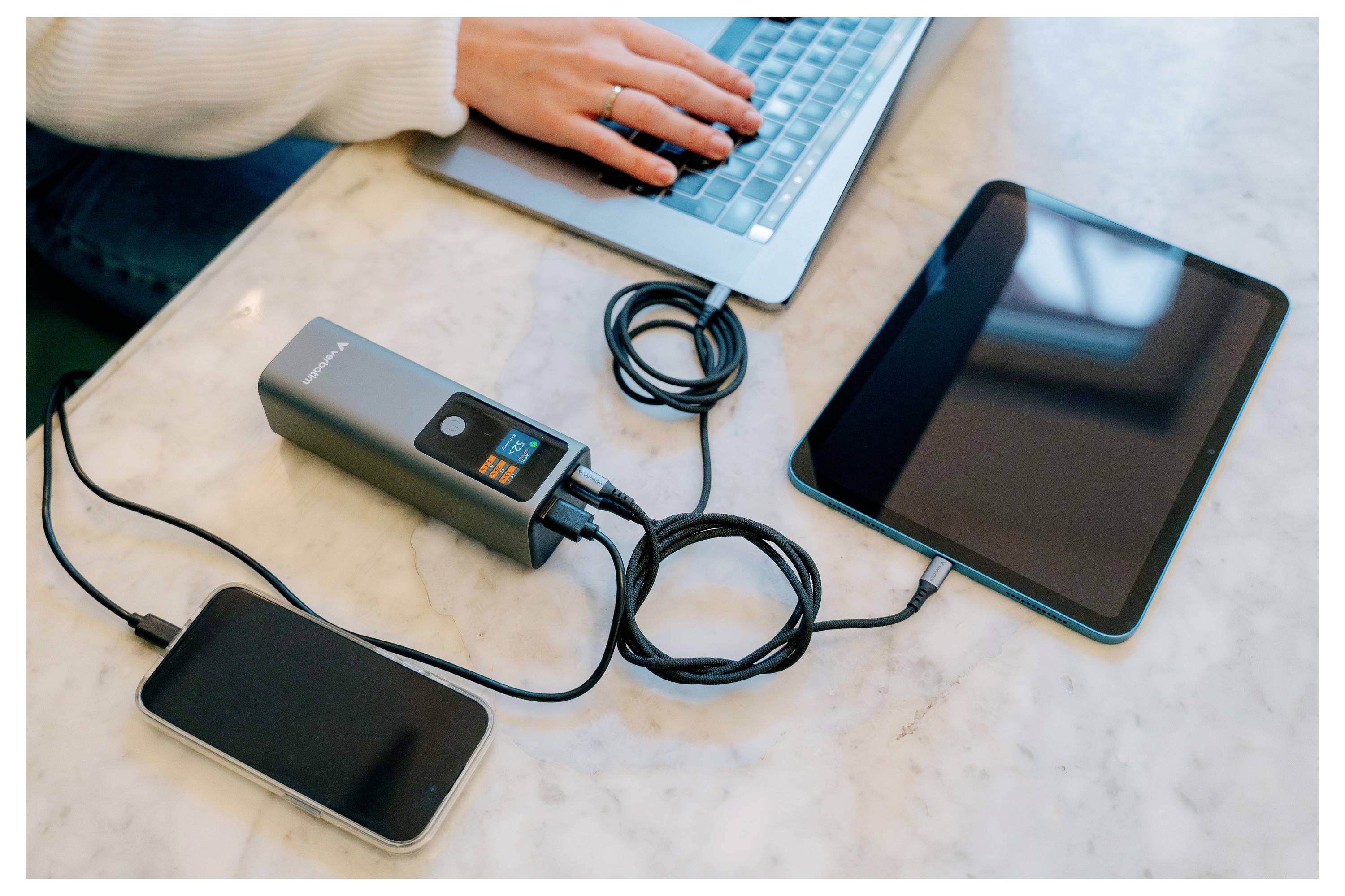 Blauer Verbatim USB-Stick mit USB-C-Anschluss, beschriftet mit 512GB.