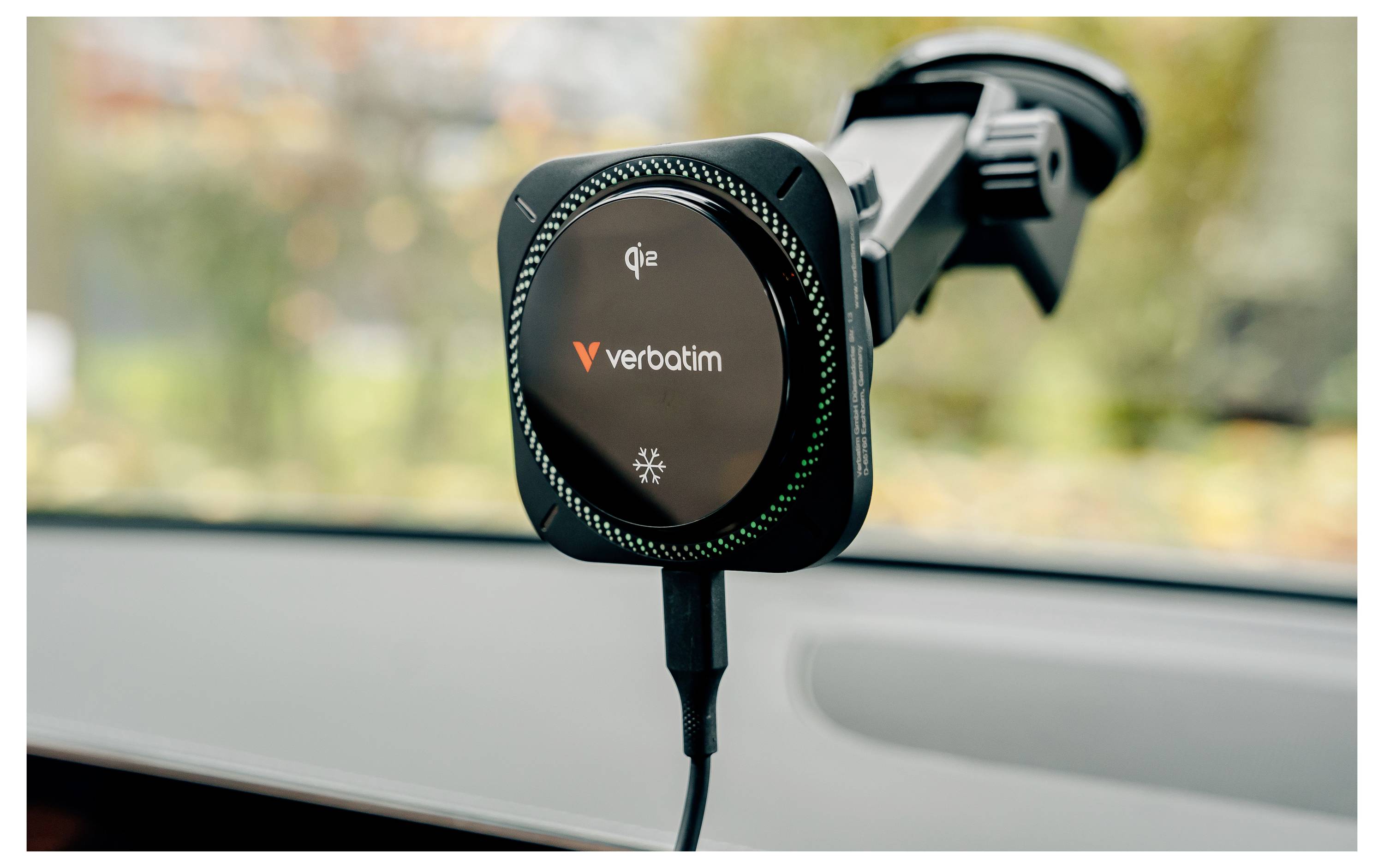 Ein Verbatim Qi2 kabelloses Auto-Handyladegerät, das auf einer Windschutzscheibe montiert ist, mit einem angeschlossenen USB-C-Kabel.