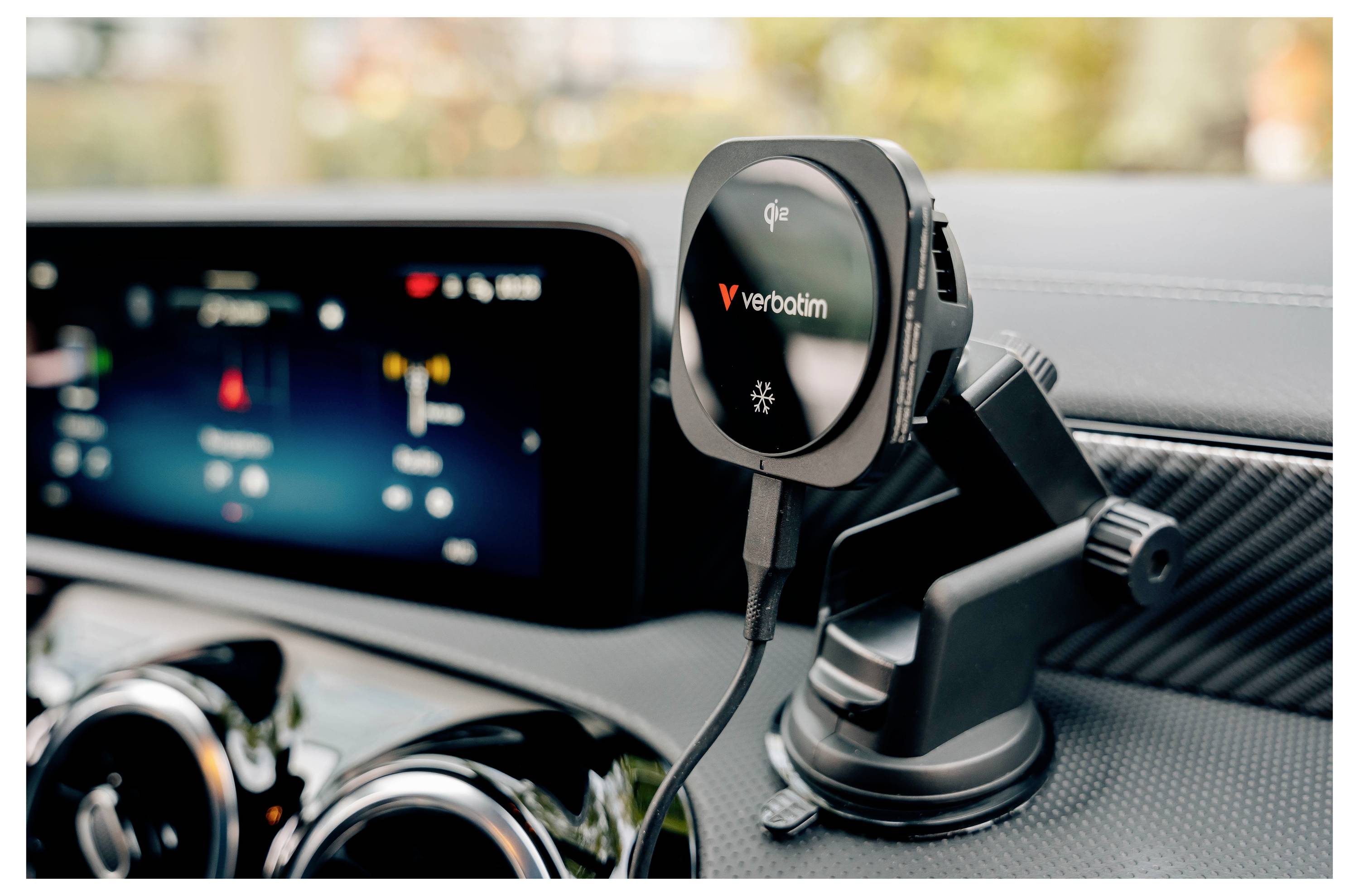 Verbatim Telefonhalterung befestigt an einem Auto-Armaturenbrett, hält ein Kabel zum Laden oder zur Navigationsnutzung.