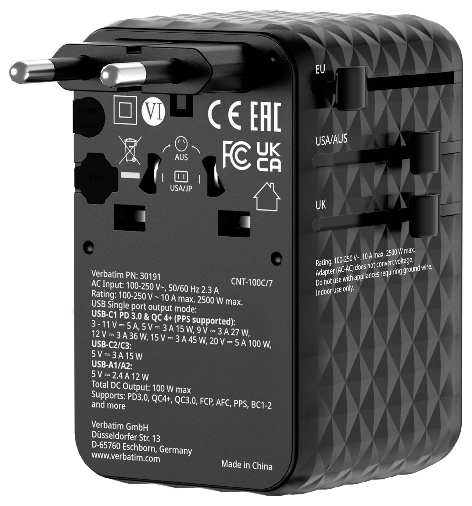 Schwarzer universeller Reiseadapter mit EU-Steckerpins und verschiebbaren Steckern für USA/AUS und Großbritannien, beschriftet mit USB-C und Stromversorgungsdetails.