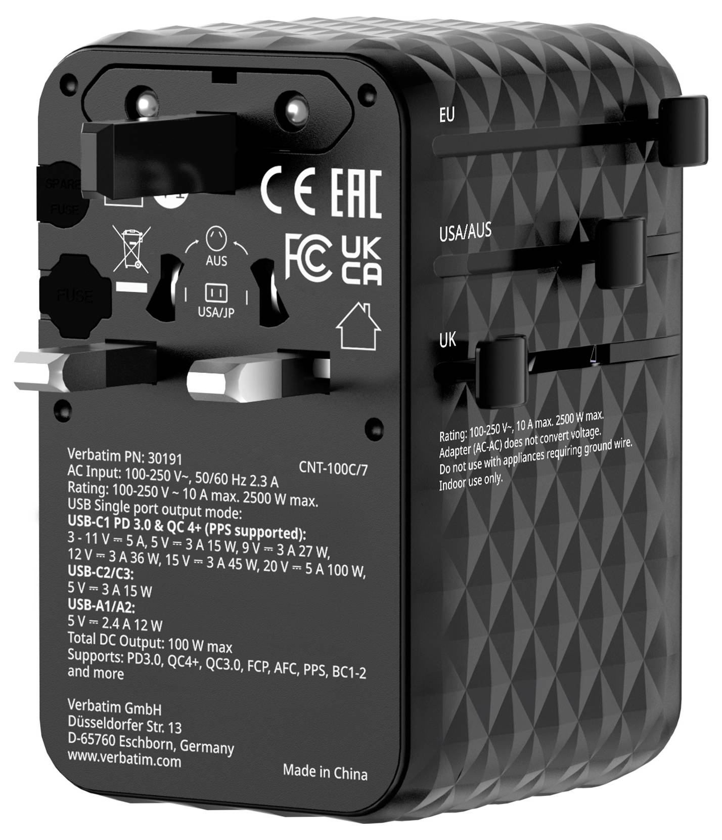 Schwarzer universeller Reisestecker mit austauschbaren EU-, USA/AUS- und UK-Steckern, gekennzeichnet mit Leistungsangaben und Sicherheitszeichen.