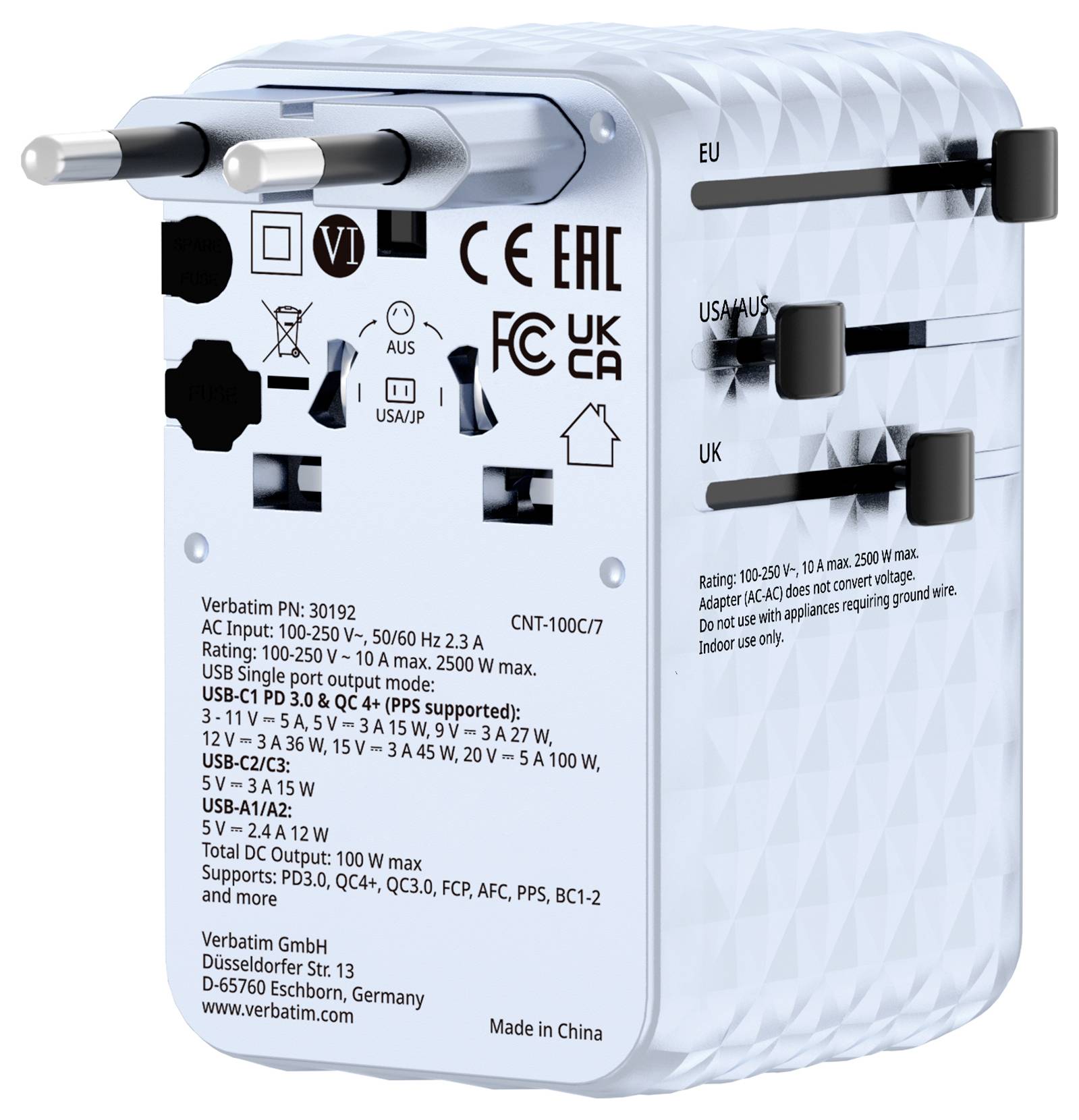 Universaler Reiseadapter mit mehreren Steckertypen und USB-Anschlüssen, gekennzeichnet für EU-, UK-, US/AUS-Zertifizierungen und CE/UKCA-Zertifizierungen.